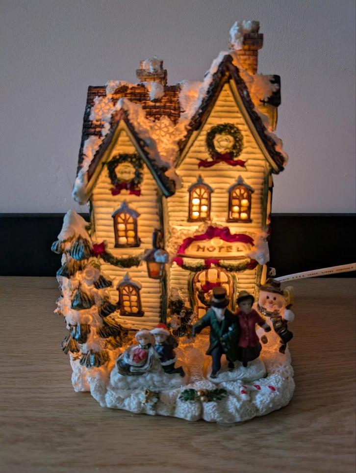 Sfeervol verlicht kersthuis voor in kerstdorp, Diversen, Kerst, Ophalen of Verzenden