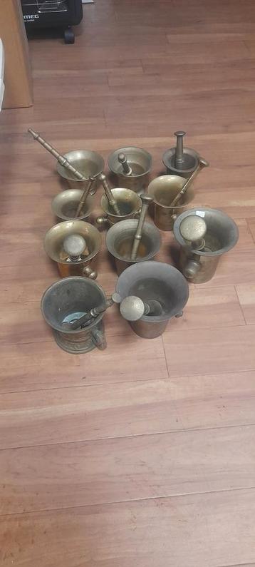 Lot van 11 oude bronzen vijzels. beschikbaar voor biedingen