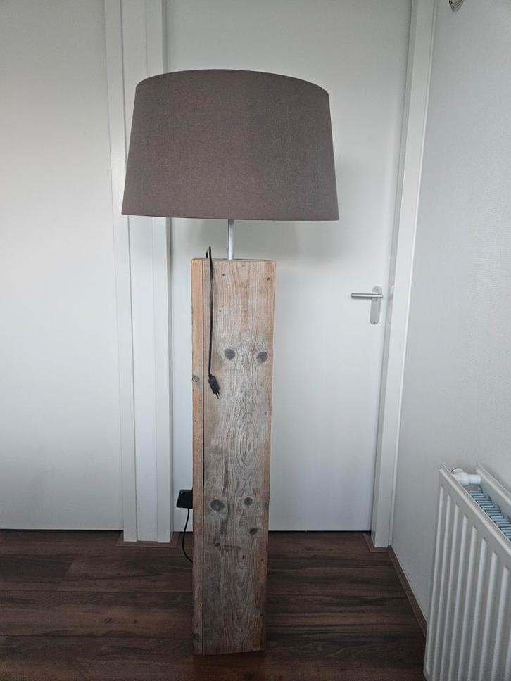 Steigerhouten lampen met grote kap, Huis en Inrichting, Lampen | Vloerlampen, Gebruikt, 150 tot 200 cm, Ophalen