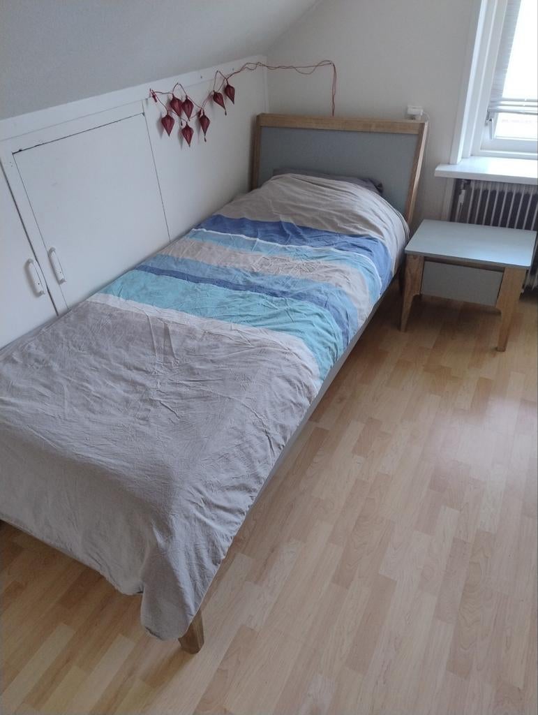 Grijs bed met nachtkastje, Gebruikt, 90 cm, Eenpersoons, 210 cm