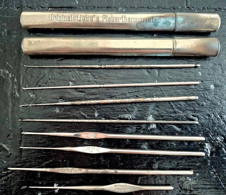 Verzameling antieke haaknaalden in 2 metalen etuis, Antiek en Kunst, Antiek | Gereedschap en Instrumenten, Ophalen of Verzenden