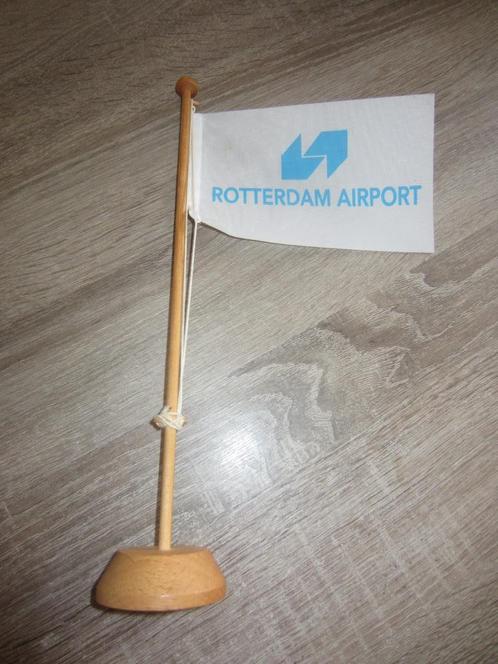 Rotterdam Airport - Vlag met standaard van Rotterdam Airport, Verzamelen, Luchtvaart en Vliegtuigspotten, Zo goed als nieuw, Overige typen