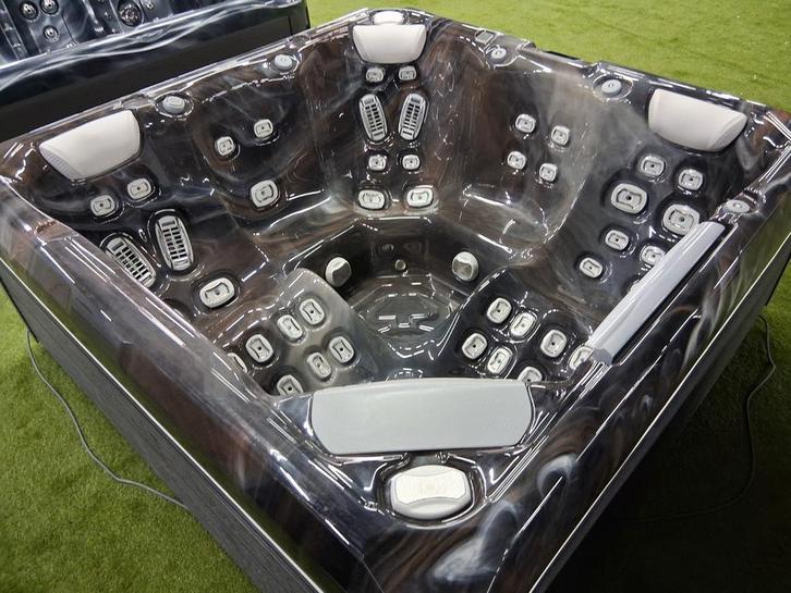 Wellis spa erg luxe jacuzzi in nieuwstaat incl garantie, Tuin en Terras, Bubbelbaden en Hottubs, Filter, Ophalen of Verzenden