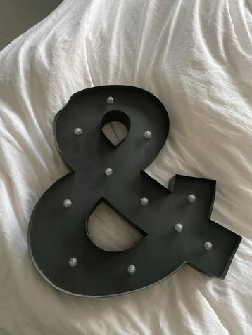 Decoratieve '&' Lamp beschikbaar voor biedingen