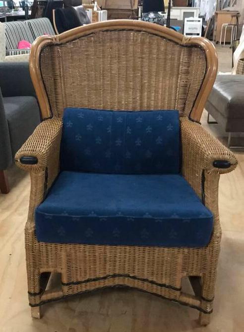 Rieten relaxstoel blauwe kussen zit heerlijk, Huis en Inrichting, Fauteuils, Ophalen