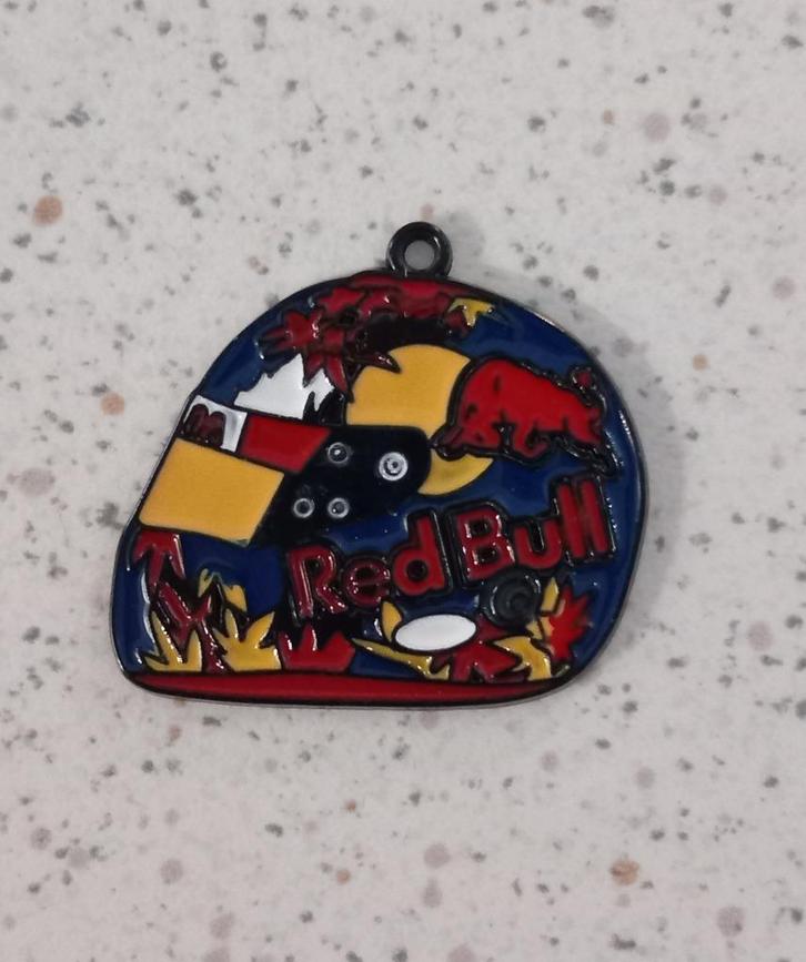 Redbull helm bedel "nieuw", Hobby en Vrije tijd, Kralen en Sieraden maken, Nieuw, Bedel, Ophalen of Verzenden
