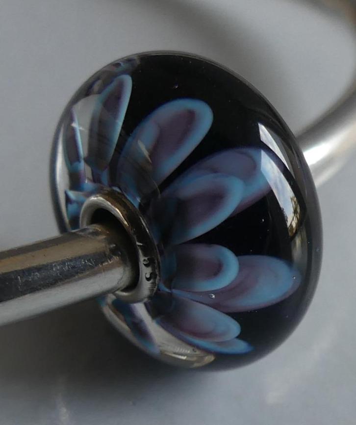 Trollbeads BLAUWE BLOEMBLAADJES, Sieraden, Tassen en Uiterlijk, Bedels, Zo goed als nieuw, Trollbeads, Glas of Kristal, 1 bedel