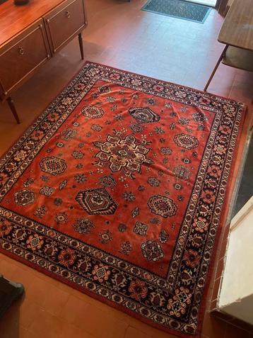 Vintage tafelkleed rood beschikbaar voor biedingen