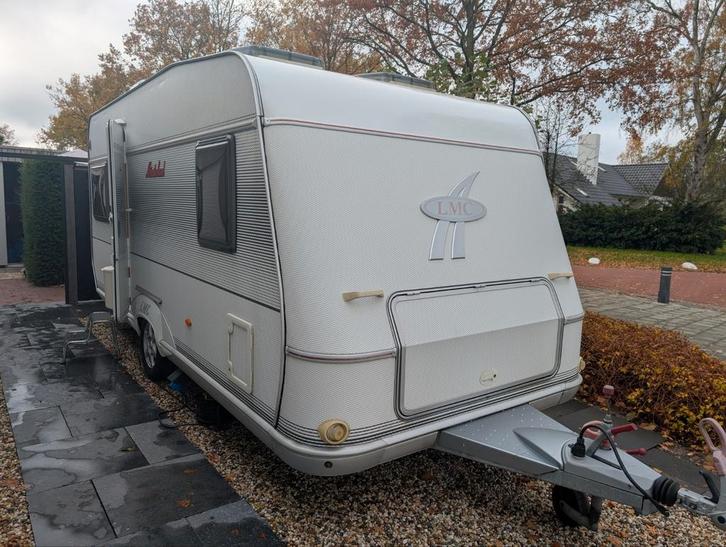 LMC 470 RD met voortent, mover, airco 2006 nette caravan, Caravans en Kamperen, Caravans, Particulier, tot en met 4, 1250 - 1500 kg