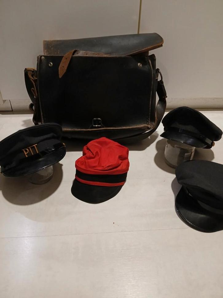 Oude dik leren PTT post tas + 3 PTT petten., Verzamelen, Overige Verzamelen, Ophalen of Verzenden