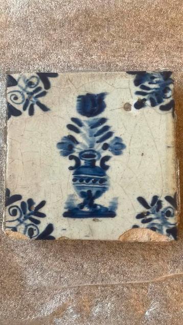 Antieke 17e eeuw tulp tegel 13 x 13 cm beschikbaar voor biedingen