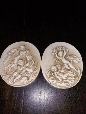 Reliëf ovaal engeltjes 13 x 11 cm cherubijntjes 2 stuks  beschikbaar voor biedingen