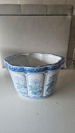 Blauw-Witte Bloempot met Lotus Motief, Huis en Inrichting, Woonaccessoires | Vazen, Ophalen, Gebruikt, Blauw, Aardewerk of Porselein