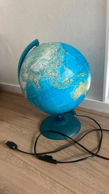 Wereldbol lamp beschikbaar voor biedingen