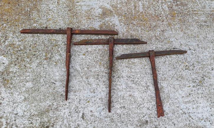 3 antieke ijzeren muurankers, hand gesmeed, samen €20,-, Antiek en Kunst, Antiek | Gereedschap en Instrumenten, Ophalen of Verzenden