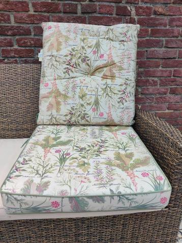 Tuinstoel kussens met bloemenprint zo goed als nieuw  beschikbaar voor biedingen