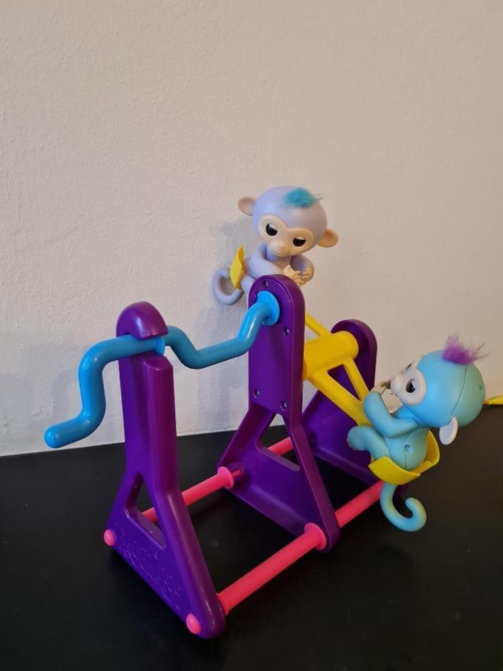 WowWee Fingerlings speelset met 2 aapjes op wip en rekstok, Verzamelen, Poppetjes en Figuurtjes, Zo goed als nieuw, Ophalen of Verzenden