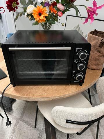 Zo goed als nieuwe oven - wegens verhuizing beschikbaar voor biedingen