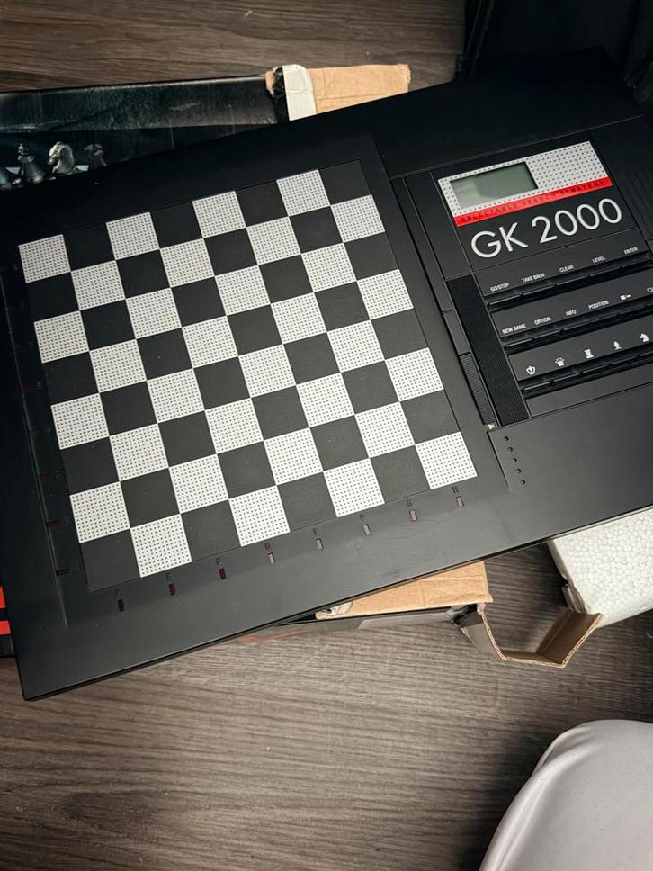 Kasparov GK 2000 Schaakcomputer - Saitek, Hobby en Vrije tijd, Gezelschapsspellen | Bordspellen, Gebruikt, Een of twee spelers