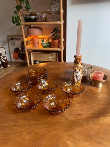 Vintage set amber glas bordjes en schaaltjes beschikbaar voor biedingen