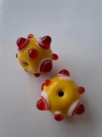 2 grote lampwork glaskralen geel wit rood kralen, Ophalen of Verzenden, Nieuw, Kraal