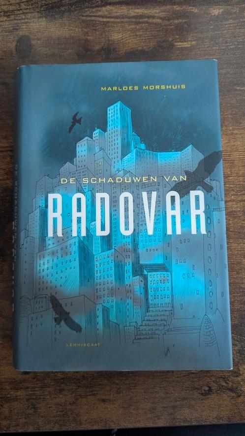 Marloes Morshuis - De schaduwen van Radovar, Boeken, Kinderboeken | Jeugd | 13 jaar en ouder, Zo goed als nieuw, Ophalen of Verzenden