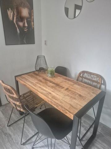 Industriële tafel met 4 stoelen Bieden