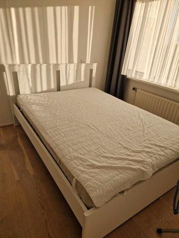 Bed Ikea met nachtkastjes - afbeelding 2