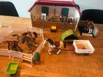 Schleich  paardenstal met huis en accessoires, Ophalen, Gebruikt