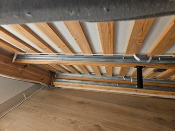 Ikea bedframe, lattenbodem, hoeslaken en verhogingspootjes - afbeelding 1