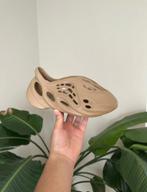 Uniseks Foam Runners - Bruin, Kleding | Dames, Schoenen, Ophalen of Verzenden, Nieuw, Bruin, Slippers