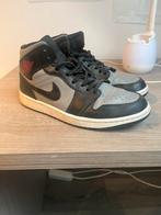 Air Jordan 1 Mid Shadow Red - Maat 42.5, Kleding | Heren, Schoenen, Ophalen of Verzenden, Zo goed als nieuw, Zwart, Sneakers of Gympen