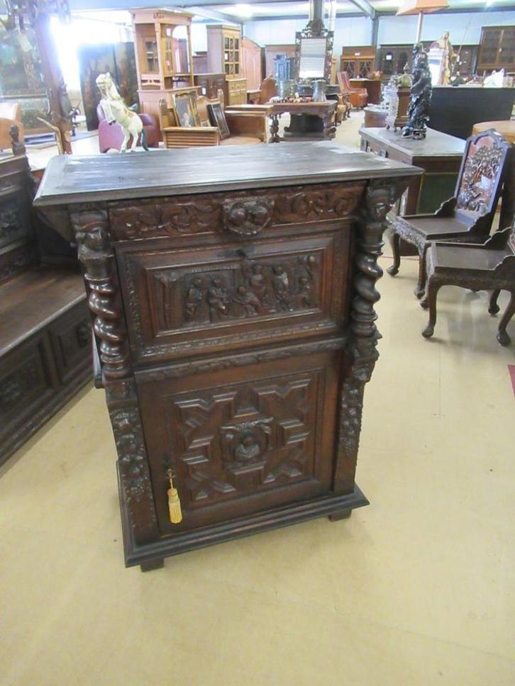 Oer 11484 17e eeuwse Vlaamse/Brugge klep kast met snijwerk, Antiek en Kunst, Antiek | Meubels | Kasten, Ophalen