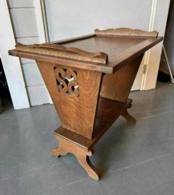 Houten bijzettafel met sierlijke elementen - antiek model beschikbaar voor biedingen