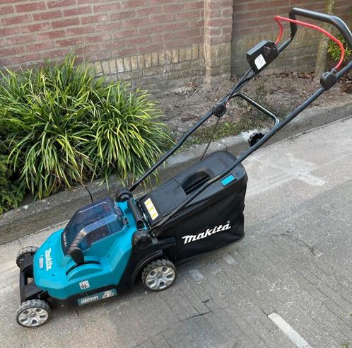 Makita grasmaaier 2x 18 volt half jaar oud, Tuin en Terras, Grasmaaiers, Zo goed als nieuw, Cirkelmaaier, Ophalen of Verzenden