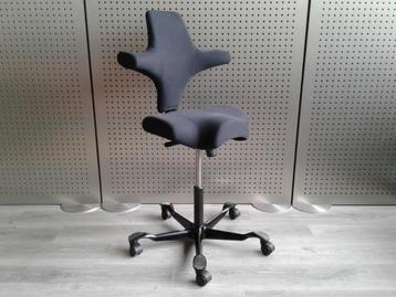 1x HAG Capisco 8106 (Medium) (Zwart/Zwart), Zeer Mooi! beschikbaar voor biedingen