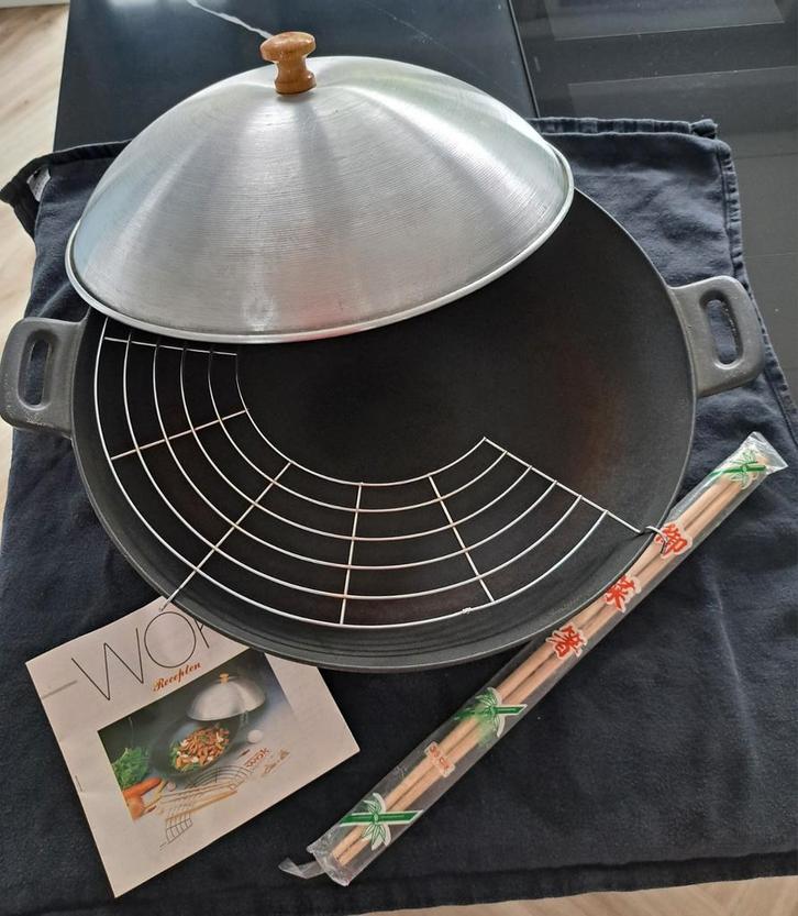 Wadjan Wok met Accessoires, Huis en Inrichting, Keuken | Potten en Pannen, Zo goed als nieuw, Wok, Gietijzer, Ophalen of Verzenden