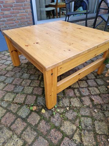 Blanke houten salontafel 80x80 beschikbaar voor biedingen