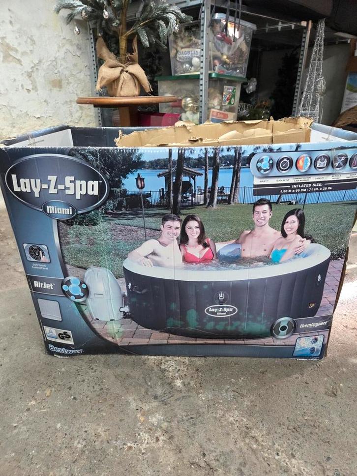 Opblaasbare Jacuzzi - Heerlijk Ontspannen!, Tuin en Terras, Bubbelbaden en Hottubs, Zo goed als nieuw, Opblaasbaar, Afdekzeil