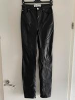 Bershka lederlook broek maat s, Kleding | Dames, Broeken en Pantalons, Lang, Ophalen of Verzenden, Zo goed als nieuw, Maat 36 (S)