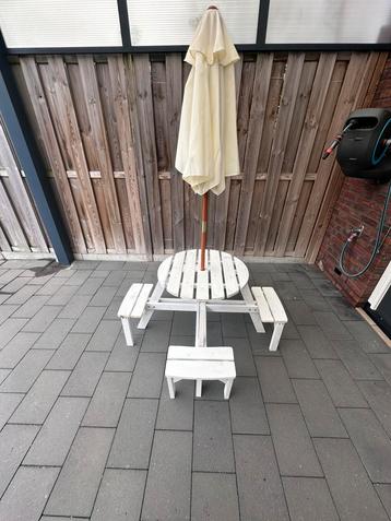 TAFEL MET STOELEN beschikbaar voor biedingen