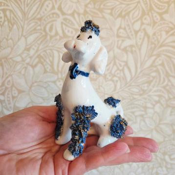 Kleine poedel hond van porselein midcentury design beschikbaar voor biedingen