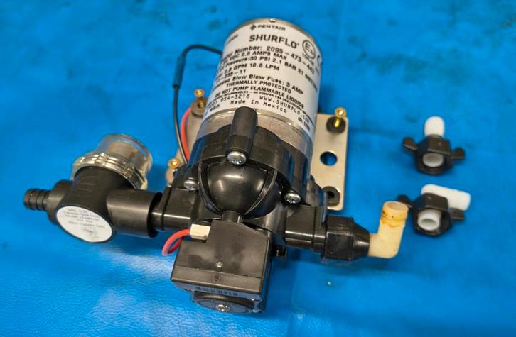 Shurflo Trail King 10 waterpomp met filter, Caravans en Kamperen, Camper-accessoires, Zo goed als nieuw, Ophalen of Verzenden