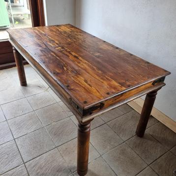 Robuuste lange houten tafel beschikbaar voor biedingen