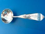 Zilveren roomlepel met haakje en getourneerde steel, Verzenden
