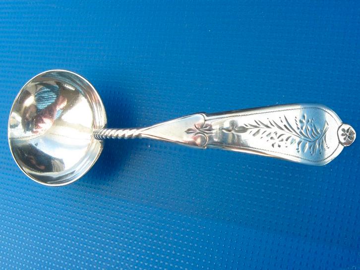 Zilveren roomlepel met haakje en getourneerde steel, Antiek en Kunst, Antiek | Bestek, Verzenden