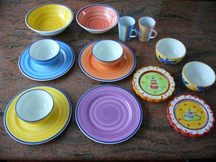 18 stuks Divers kleurrijk retro serviesgoed ongebruikt, Huis en Inrichting, Keuken | Servies, Nieuw, Overige stijlen, Porselein