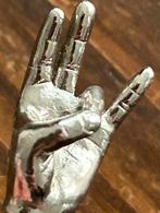 APARTE ZILVERKLEURIGE HAND BROCHES, Sieraden, Tassen en Uiterlijk, Broches, Ophalen of Verzenden, Zo goed als nieuw, Zilver