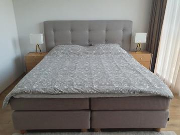 Te koop Boxspring 180x200 Karlsson Beige met nachtkastjes!! beschikbaar voor biedingen