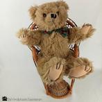 Vintage teddybeer in passende pauwenstoel, -, -, Ophalen of Verzenden, Zo goed als nieuw